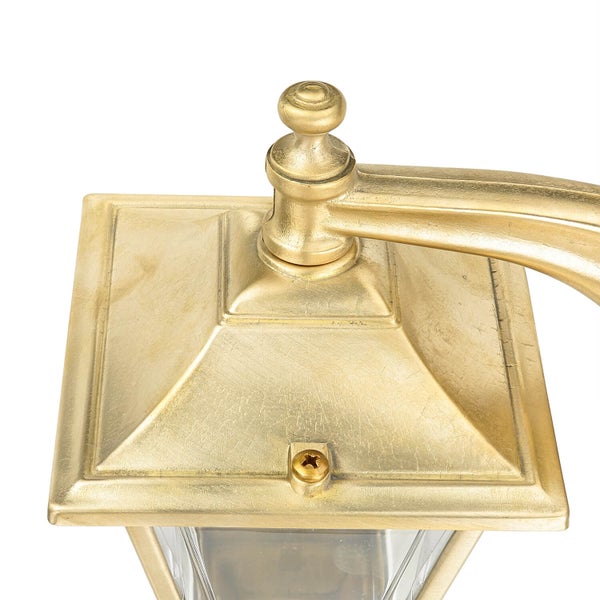 Detailansicht einer goldenen Außenleuchte