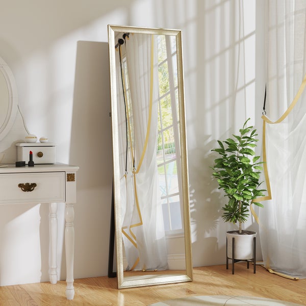 Rechteckiger Standspiegel mit metallischem Rahmen in einem hellen Raum