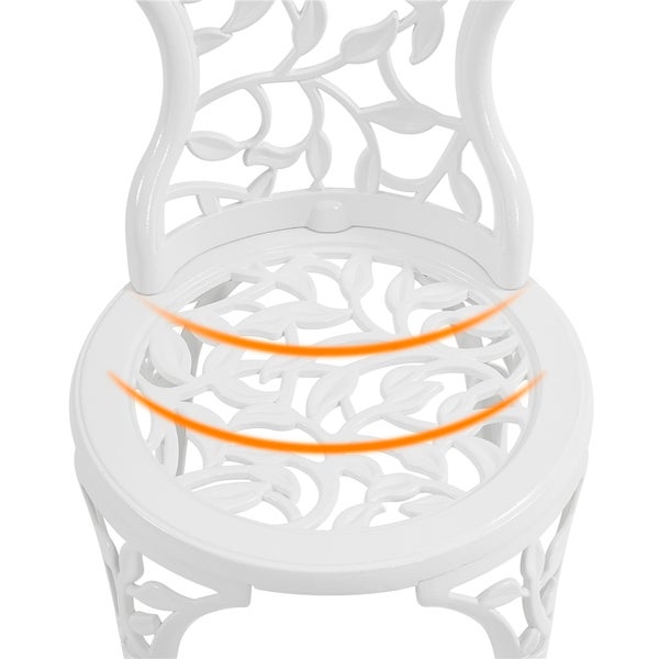 Detailansicht eines weißen Gartenstuhls mit filigranem Blätterdesign.