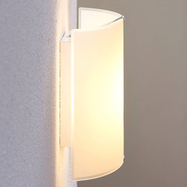 Wandleuchte mit gebogener Blende aus satiniertem Glas, beleuchtet