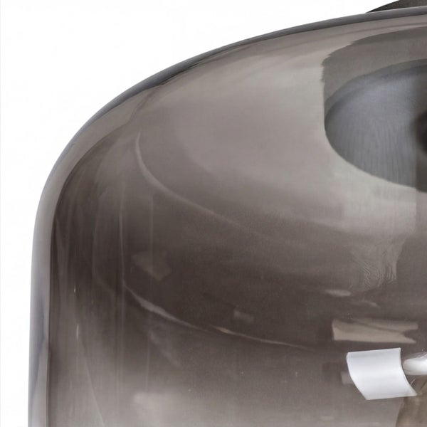 Detailansicht eines Lampenschirms aus halbtransparentem Rauchglas.