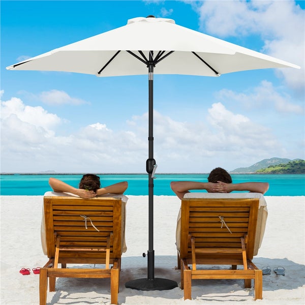 Strandszene mit zwei Personen auf Liegestühlen unter einem Sonnenschirm