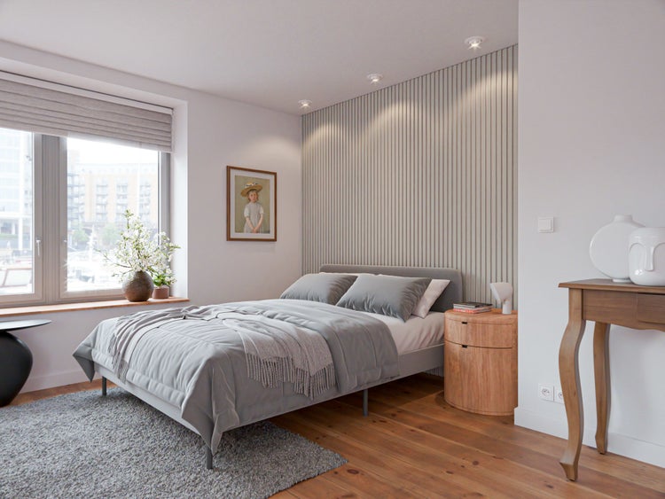Modernes Schlafzimmer mit Doppelbett, vertikalen Wandpaneelen, Holzboden und dekorativen Accessoires in einer hellen und wohnlichen Gestaltung.
