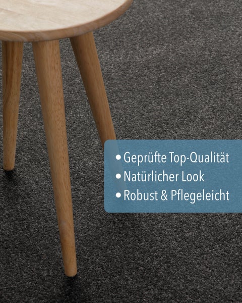 Dunkelgrauer Teppichboden mit Holzstuhlbeinen. Text: Geprüfte Top-Qualität, natürlicher Look, robust und pflegeleicht.