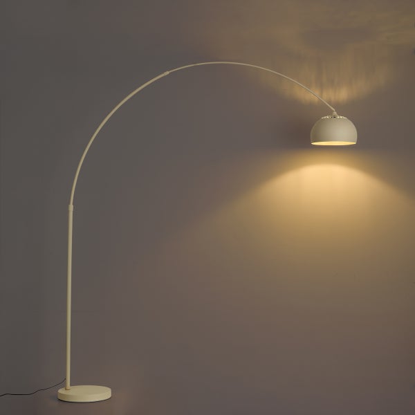 Klassische Bogenlampe mit geschwungenem Metallgestell und rundem Lampenschirm, eingeschaltet.