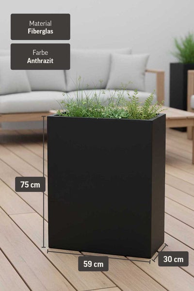 Rechteckiger Pflanzkübel aus Fiberglas in Anthrazit auf einer Terrasse, Höhe 75 Zentimeter, Länge 59 Zentimeter, Breite 30 Zentimeter.