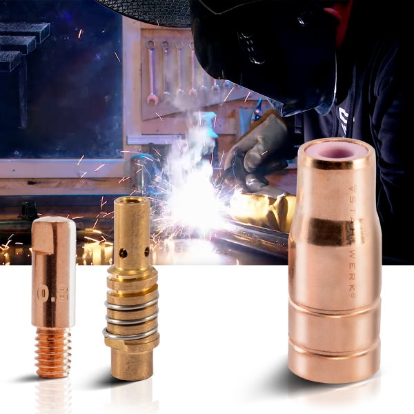 Gartenszene mit Holzbank, Kissen, Teppich und Beistelltisch im Freien.