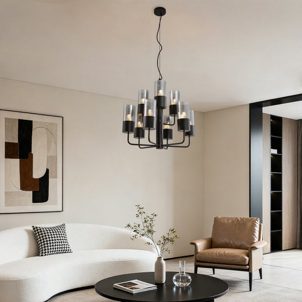 Wohnzimmer mit Pendelleuchte aus Metall und Glas, Sofa, Sessel und Couchtisch