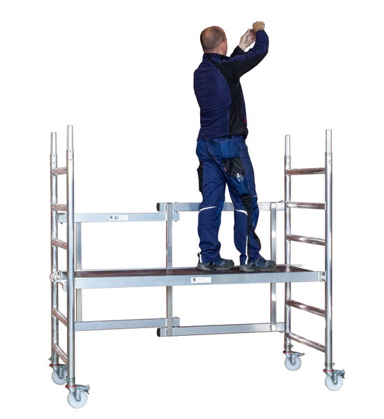 Gerüst mit Arbeiter auf Rollen