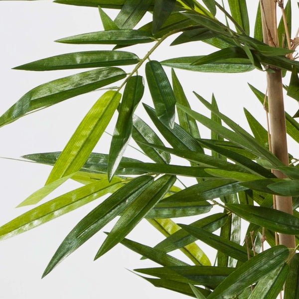 Detailansicht einer künstlichen Bambuspflanze mit grünen Blättern und naturgetreuem Halm.