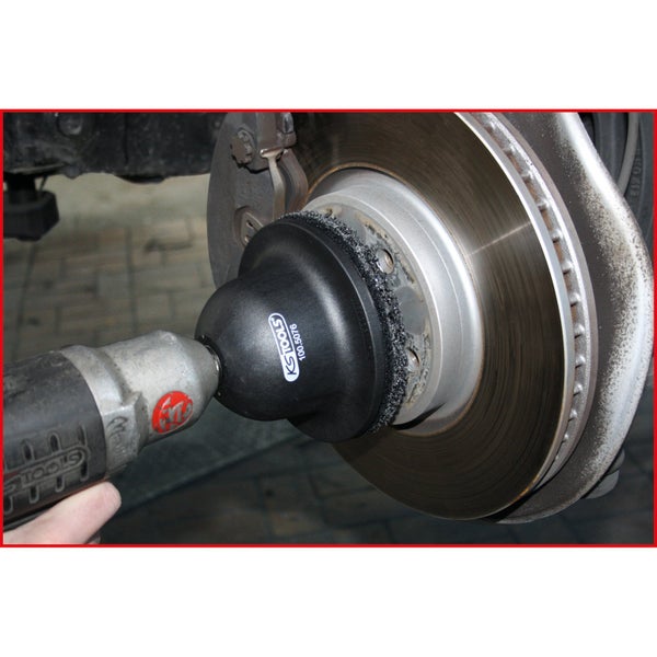 Werkzeug zum Reinigen einer Bremsscheibe in einer Werkstatt.