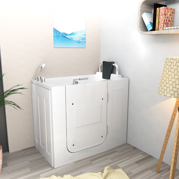 Weiße Sitzbadewanne mit Tür, Kopfstütze und Handbrause in einem hellen Raum mit Boden in Holzoptik.