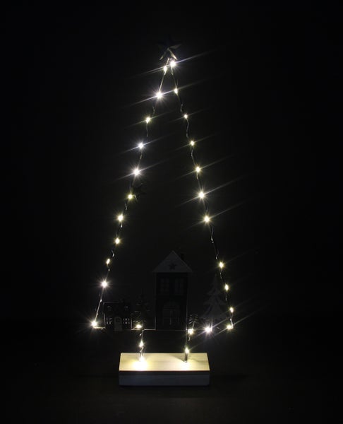 Dekorativer Weihnachtsbaum mit Lichtern auf Holzsockel