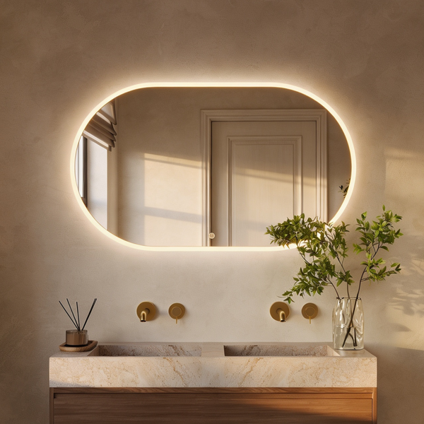 Ovaler LED Wandspiegel über einem Doppelwaschtisch mit Steinwaschbecken und Hol Unterschrank in einem Badezimmer.