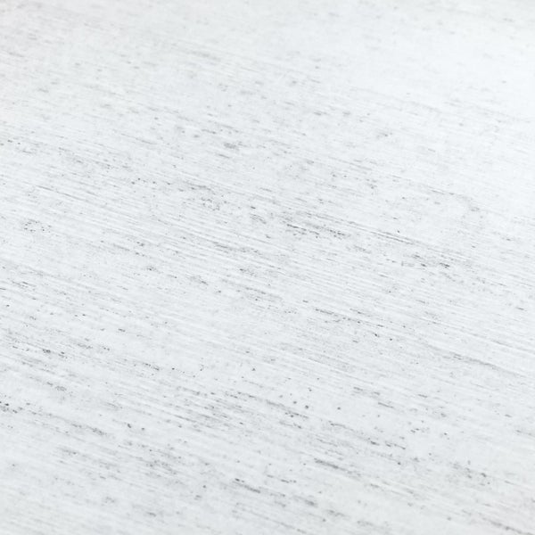 Nahaufnahme einer weißen Holzoberfläche mit feiner Maserung