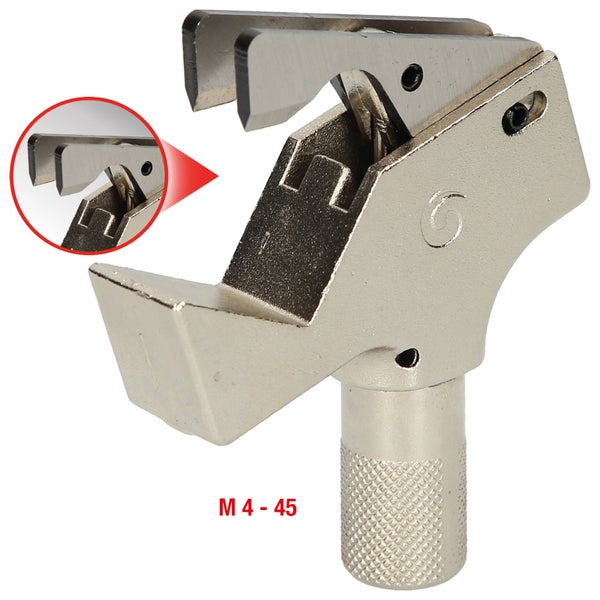 Olivenbäume in Töpfen mit markanten Stämmen und dichten Kronen auf Paletten im Außenbereich einer Gärtnerei.