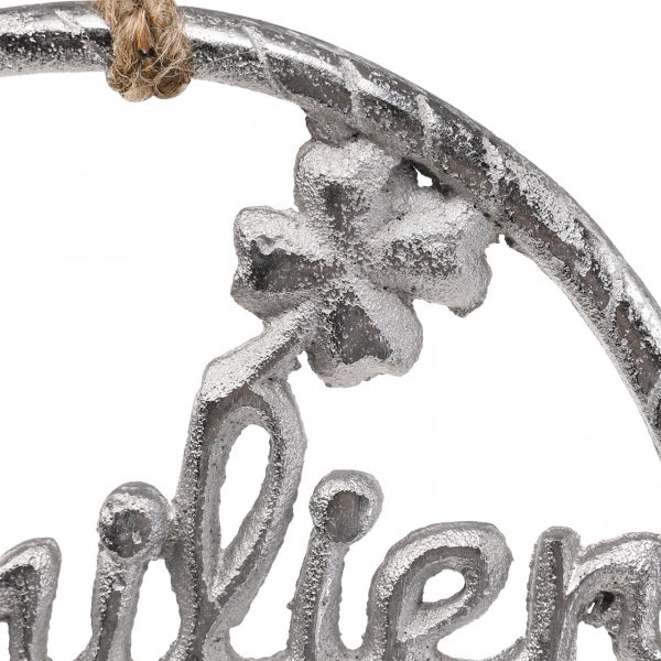 Dekorativer Glücksbringer mit Kleeblatt und Schriftzug an einer Kordel