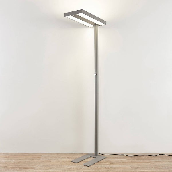 Moderne LED-Stehleuchte aus Metall in Grau mit rechteckigem Leuchtenkopf und flachem Standfuß.