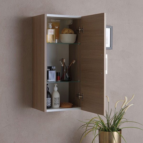 Offener Spiegelschrank mit Holzdekor und diversen Badartikeln