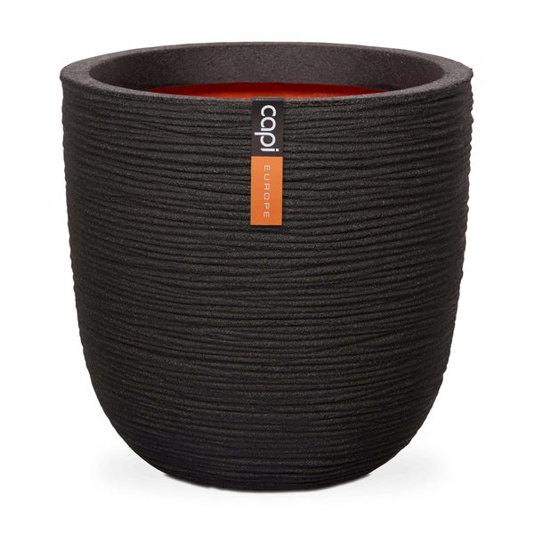 Runder Capi Europe Pflanztopf mit gerippter Struktur, außen schwarz und innen orange.