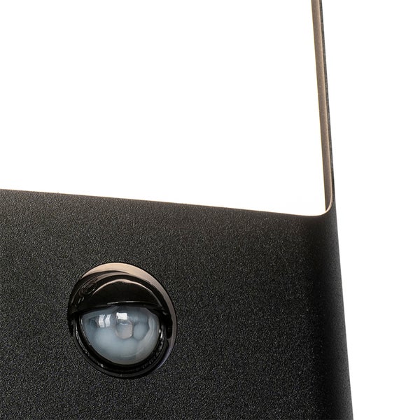 Detailansicht eines Bewegungssensors an einer schwarzen Außenleuchte.