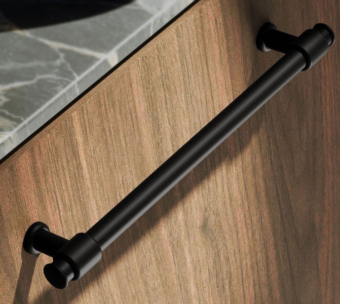 Schwarzer Bügelgriff an einer Möbelfront