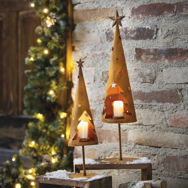 Zwei dekorative, rostige Metall-Weihnachtsbäume mit Sternen und Teelichtern für eine stimmungsvolle Weihnachtsdekoration.