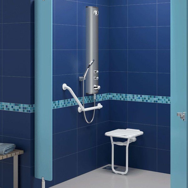 Barrierefreie Duschkabine mit Duschpaneel, klappbarem Duschsitz und Haltegriff für ein sicheres Duscherlebnis.