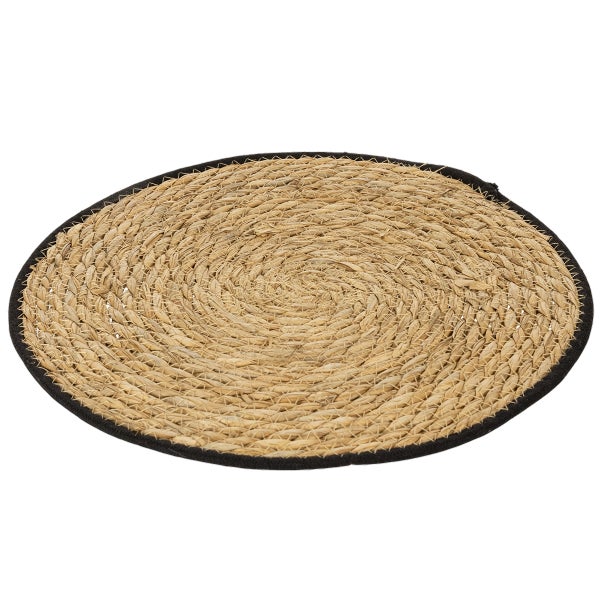 Runder Teppich aus geflochtenem Naturmaterial mit schwarzer Einfassung.