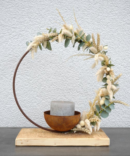 Deko Ring aus Metall auf Holzsockel mit Trockenblumen und Kerzenhalter