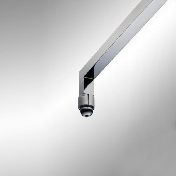 Detailaufnahme eines verchromten Wasserhahns