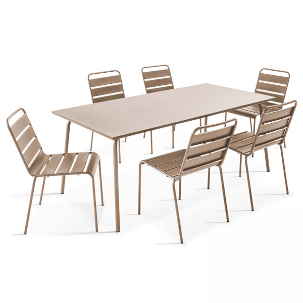 Gartenmöbel-Set bestehend aus einem rechteckigen Tisch und sechs Stühlen aus Metall mit Latten-Design.