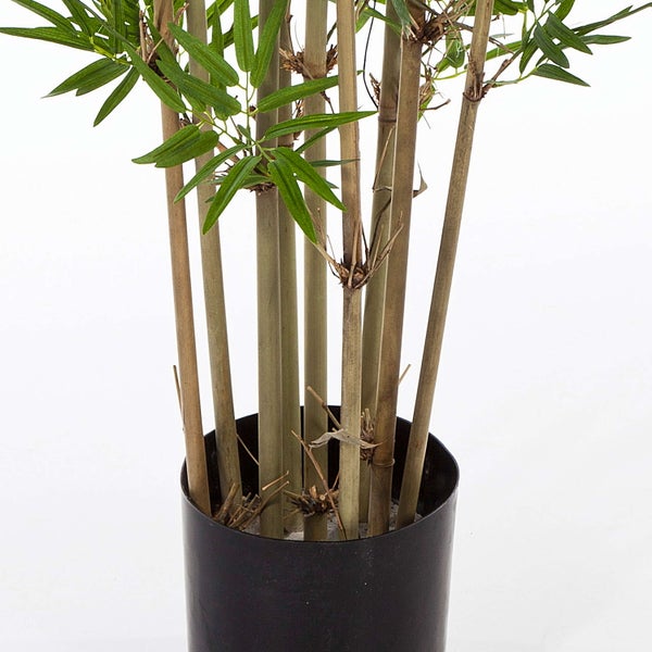 Künstliche Bambuspflanze mit mehreren Stämmen und grünen Blättern in einem schwarzen Topf.