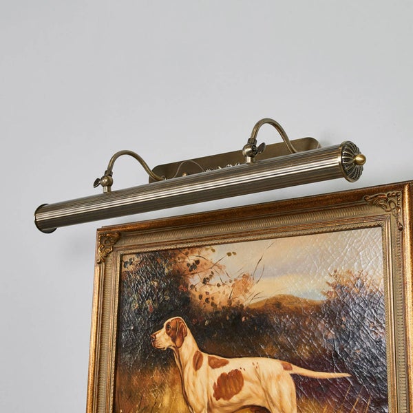 Gemäldeleuchte über einem gerahmten Gemälde