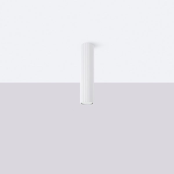 Weiße Aufbaudeckenleuchte mit gerippter Oberfläche an der Decke