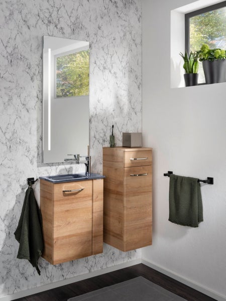 Badezimmer mit Waschtischunterschrank, Spiegelschrank und Handtuchhalter