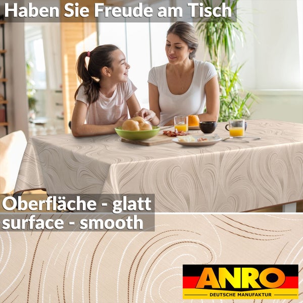 Tischszene mit glatter Oberfläche und gemustertem Tischtuch.