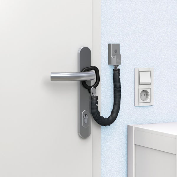 Türsicherung mit flexibler Kette am Türgriff und Wand montiert