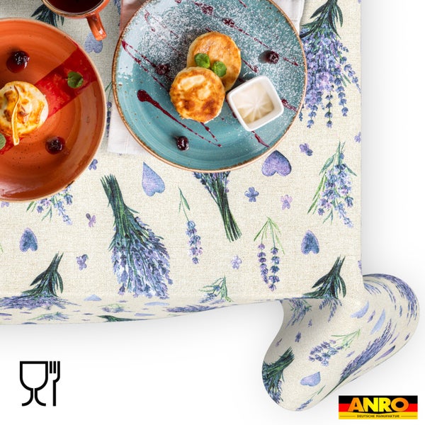Tischdecke mit Lavendelstrauß- und Herzmuster, lebensmittelecht. ANRO Deutsche Manufaktur Logo.