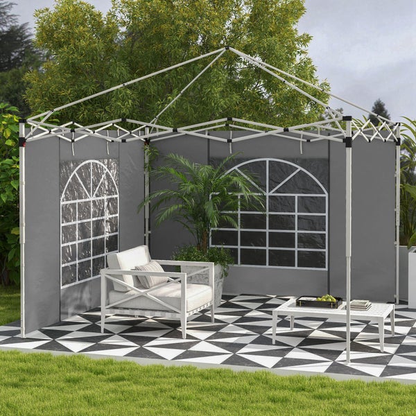 Weißer Faltpavillon mit grauen Seitenwänden und Rundbogenfenstern auf einer modern gefliesten Terrasse mit weißen Gartenmöbeln.