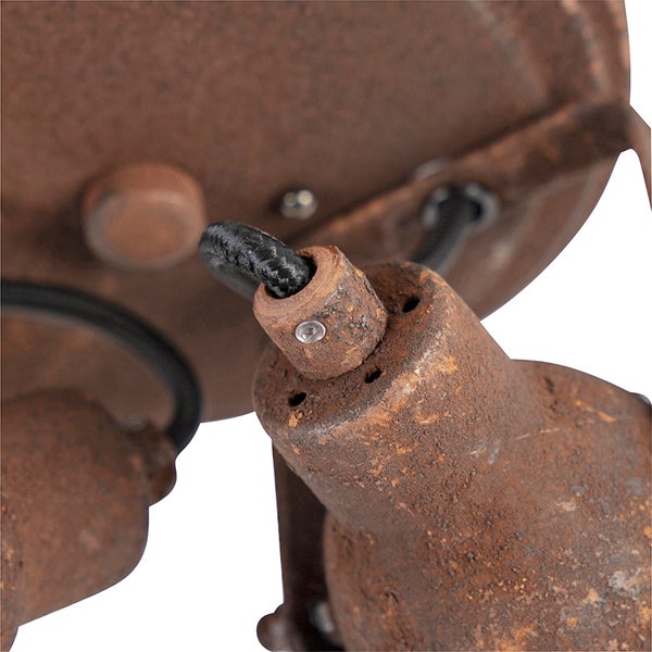 Detailaufnahme einer Deckenleuchte im Vintage-Stil mit rostfarbener Oberfläche