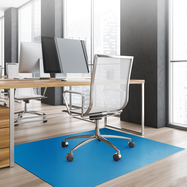 Blaue Bodenschutzmatte für Bürostühle auf hellem Holzboden in einem modernen Büro vor einem Schreibtisch.