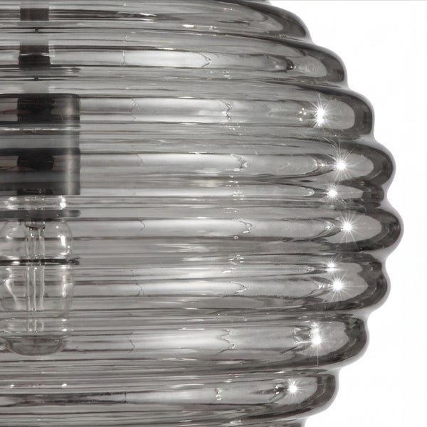 Geriffelter Lampenschirm aus Rauchglas für eine Pendelleuchte.