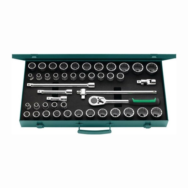 Steckschlüsselsatz im Werkzeugkasten