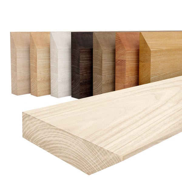 Sockelleisten aus Massivholz in verschiedenen Holztönen mit abgeschrägter Oberkante und sichtbarer Holzmaserung.