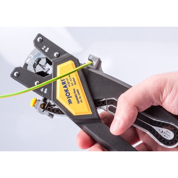 Jokari Quadro Plus Abisolierzange mit Kabel im Einsatz