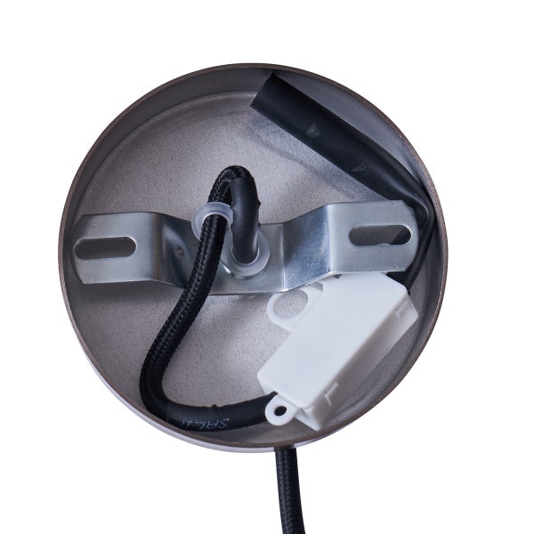 Innenansicht einer Lampenrosette mit Anschlussklemmen und Kabeln