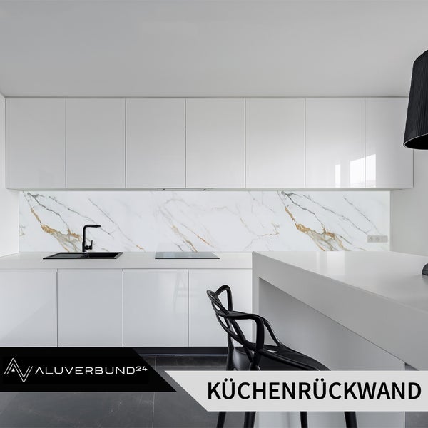 Moderne Küche mit weißer Küchenrückwand in Marmoroptik
