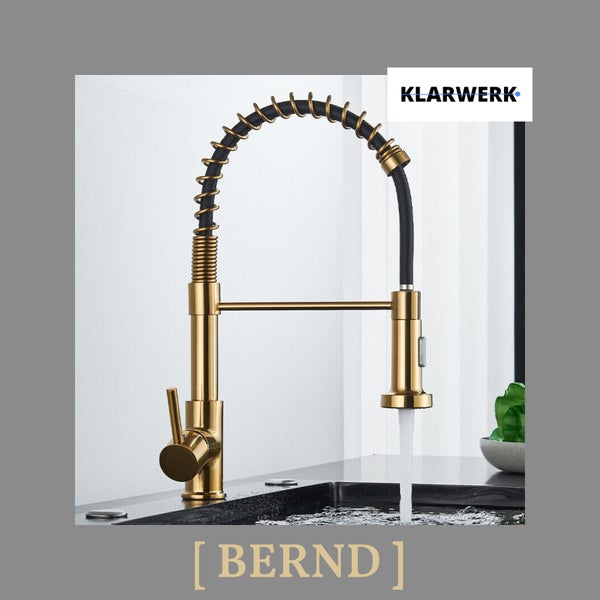 Goldfarbene Klarwerk Küchenarmatur Modell BERND mit Spiralfeder, Auszugsbrause und Einhandmischer am Spülbecken. Klarwerk Logo.