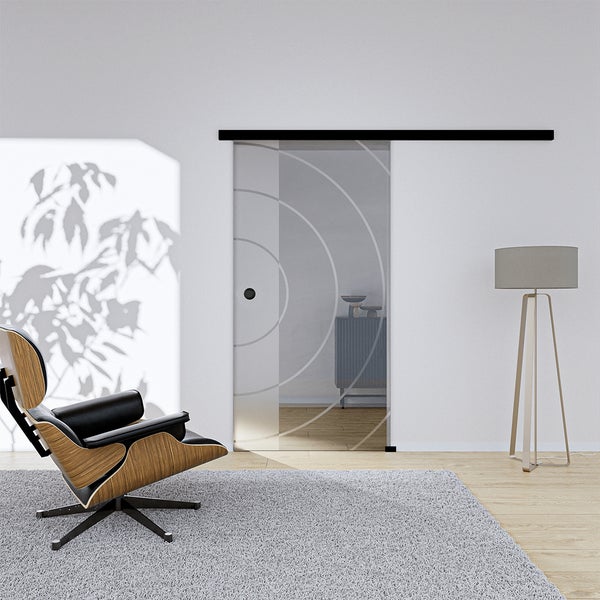 Wohnzimmer mit Schiebetür aus Glas, Sessel und Stehlampe